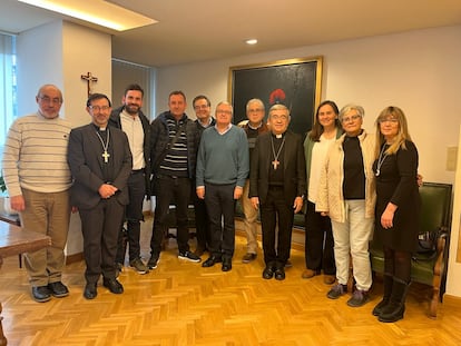 El presidente de la Conferencia Episcopal Española (CEE), el arzobispo Luis Argüello, cuarto por la derecha, junto con un grupo de víctimas de abusos en la Iglesia, el pasado 25 de marzo.
