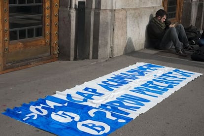 "Ningún despido. Basta de precariedad". pancarta en la puerta de la UB.