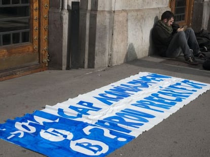  &quot;Ning&uacute;n despido. Basta de precariedad&quot;. pancarta en la puerta de la UB.