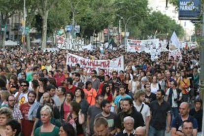 Más de 7.000 indignados marchan en Barcelona contra los recortes