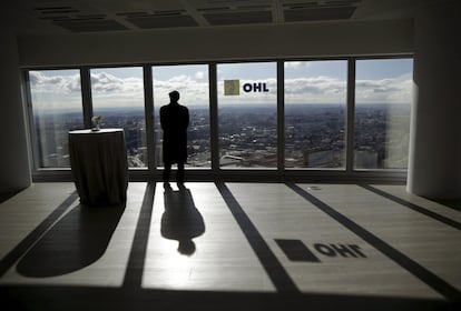 Un hombre en las oficinas de OHL en Madrid.