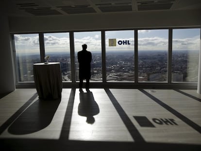 Un hombre en las oficinas de OHL en Madrid.