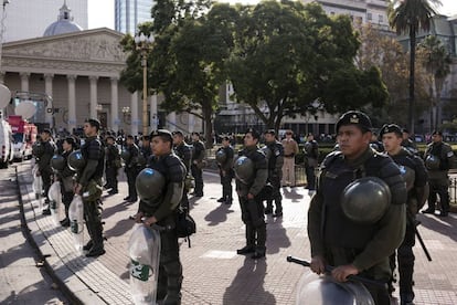 La gendarmería rodea la Plaza de Mayo. Al fondo la catedral de Buenos Aires.