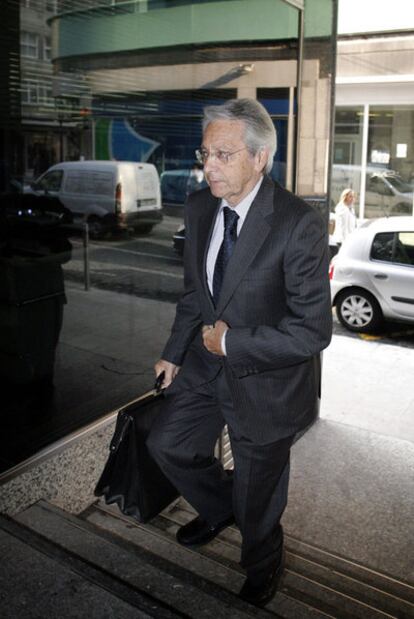 Julio Fernández Gayoso, copresidente de Novacaixagalicia, ayer antes del consejo.