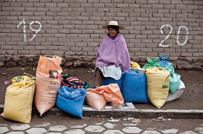 Vendedora de rua comercializa sacos de quinoa no mercado de Challapata. A Bolívia produziu no ano passado 95.000 toneladas e arrecadou 153 milhões de dólares, quase 50 vezes mais que há uma década. Antes era considerada um alimento “para pobres”. Hoje é uma espécie de caviar do século XXI.