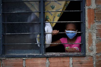 Una niña en su casa en el distrito de Aguablanca en Cali, donde la mayoría de los habitantes viven de las remesas.