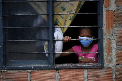 Una mujer en su casa en el distrito de Aguablanca en Cali, donde la mayoría de los habitantes viven de las remesas.