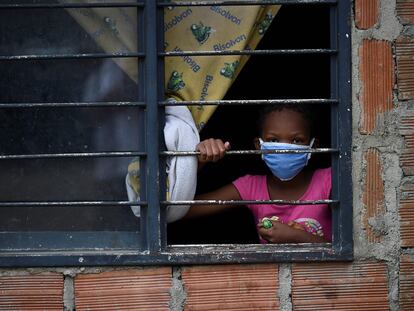 Una mujer en su casa en el distrito de Aguablanca en Cali, donde la mayoría de los habitantes viven de las remesas.