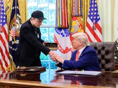 Donald Trump entrega un obsequio a Elon Musk, el pasado viernes, en la Casa Blanca, cuando este se despidió de su cargo de empleado especial del Gobierno.