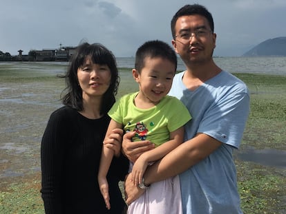 O advogado Chang Weiping com a mulher, Chen Zijuan, e o filho em uma foto do perfil dela no Facebook.