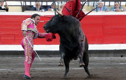 Antonio Ferrera, en un lance a su segundo toro.