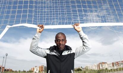 Ga&euml;l Kakuta posa para la entrevista en la Ciudad Deportiva del Rayo