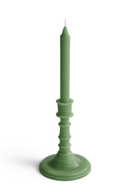 Otro estreno del año: la línea de velas y difusores para el hogar de Loewe. Cualquiera de sus piezas hará las delicias de cualquier amante de la firma de origen español: por ejemplo este candelabro de cera.