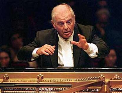 El director Daniel Barenboim, durante una actuación en Nueva York en diciembre de 2000.