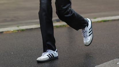 Artículo de EL PAÍS Escaparate sobre unas zapatillas Adidas VL Court 3.0 en oferta que están arrasando en Amazon.