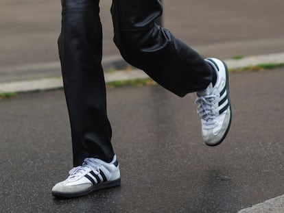 Artículo de EL PAÍS Escaparate sobre unas zapatillas Adidas VL Court 3.0 en oferta que están arrasando en Amazon.