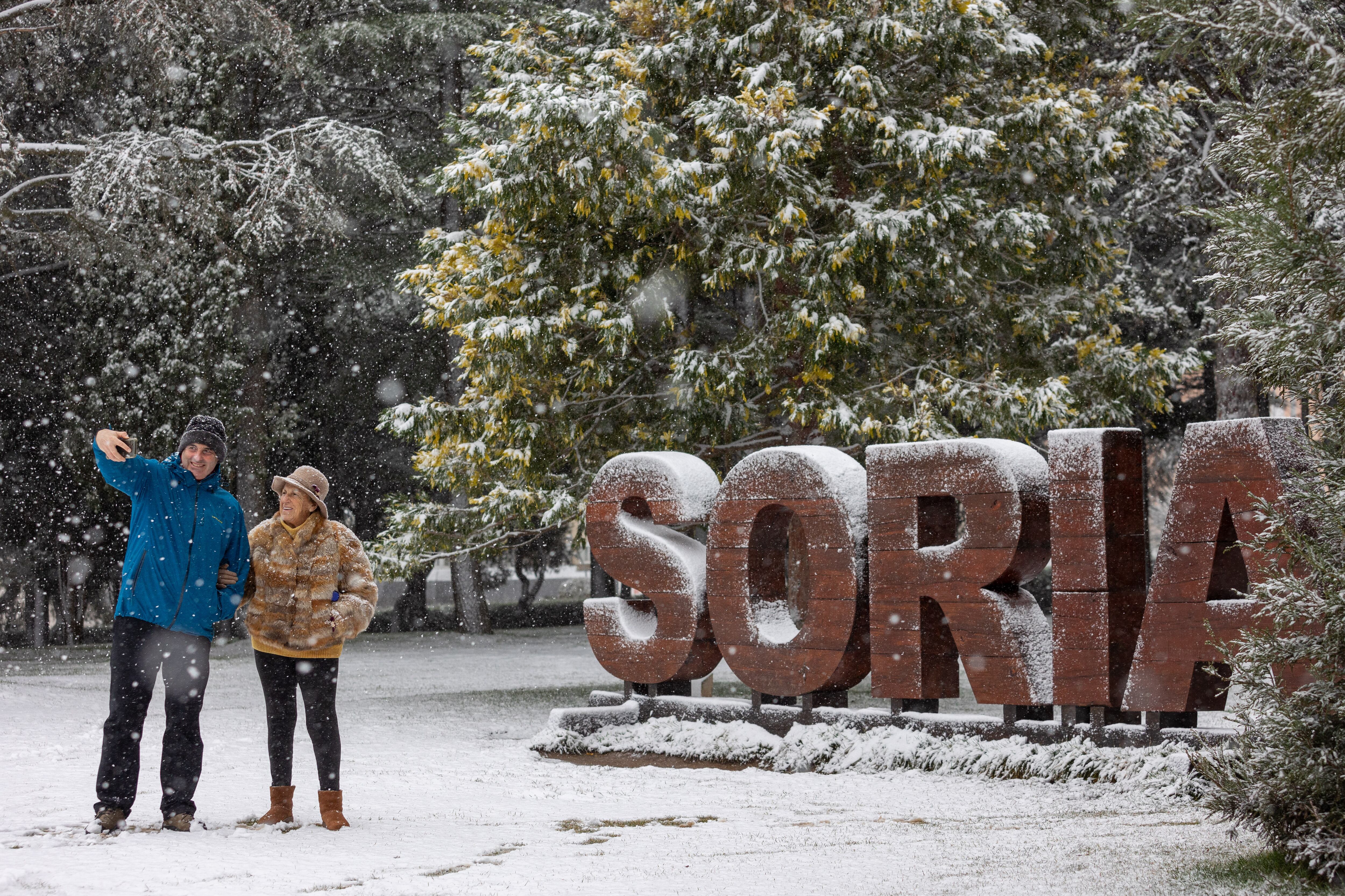 Dos personas se hacen una foto mientras nieva, este viernes, en Soria.