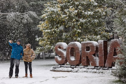 Dos personas se hacen una foto mientras nieva, este viernes, en Soria.