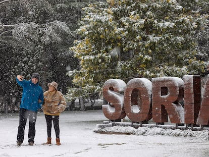 Dos personas se hacen una foto mientras nieva en Soria, este viernes.