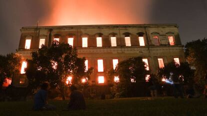 Imagem do Museu Nacional em chamas no último domingo (2).