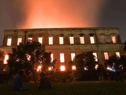 Imagem do Museu Nacional em chamas no último domingo (2).