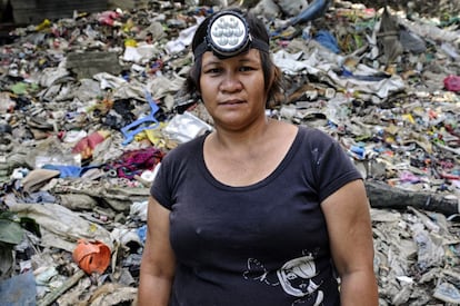 Gigi Ramos es una de las recicladoras que ha escapado de las mafias filipinas que campaban a sus anchas por los vertederos de la capital. Trabaja duro para mantener a su hija.