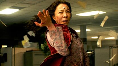 Michelle Yeoh, como Evelyn Wang en 'Todo a la vez en todas partes'.