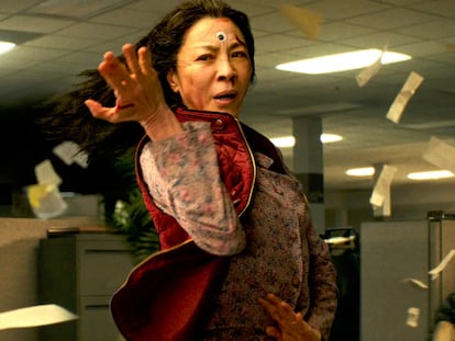 Michelle Yeoh, como Evelyn Wang en 'Todo a la vez en todas partes'.