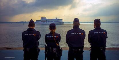 Agentes de la Policía Nacional del dispositivo de refuerzo del puerto de Santander.