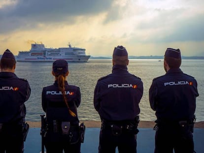 Agentes de la Policía Nacional del dispositivo de refuerzo del puerto de Santander.