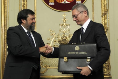 Francisco Caamaño entrega la cartera a su sucesor, Alberto Ruiz-Gallardón.