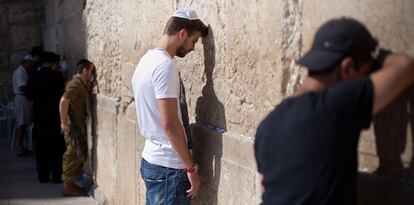 El jugador del FC Barcelona, Garard Pique, en el Muro de las Lamentaciones de Jerusalén.
