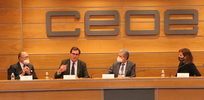 Jaime Lamo de Espinosa, presidente saliente de ANCI; Antonio Garamendi, presidente de la CEOE; el secretario de Estado de Infraestructuras, Pedro Saura, y Concha Santos, recién nombrada presidenta de ANCI, en la clausura de la asamblea de la asociación de constructoras esta mañana en la sede de la CEOE.