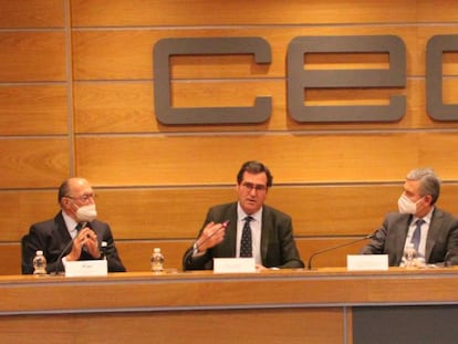 Jaime Lamo de Espinosa, presidente saliente de ANCI; Antonio Garamendi, presidente de la CEOE; el secretario de Estado de Infraestructuras, Pedro Saura, y Concha Santos, recién nombrada presidenta de ANCI, en la clausura de la asamblea de la asociación de constructoras esta mañana en la sede de la CEOE.