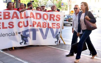 La exdirectora de RTVV, Lola Johnson, llega a los juzgados de Paterna entre las protestas de extrabajadores.