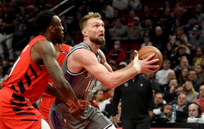 Domantas Sabonis (d), jugador de los Kings, ataca la canasta contra Portland.