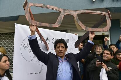 El caricaturista Javier Bonilla, Bonil, protesta fuera de la Superintendencia