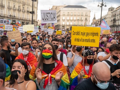 Manifestación en contra de la violencia que la sufre la comunidad LGTBI, este sábado en la Puerta del Sol de Madrid.
