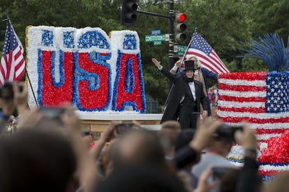 Cientos de personas disfrutan del desfile con motivo del Día de la Independencia en Washington.