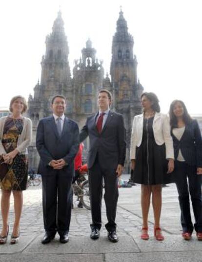 (De iz. a d.) La directora de Turismo de Galicia, Nava Castro; el secretario general de la Organización Mundial de Turismo (OMT), Taleb D. Rifai; el presidente de la Xunta, Alberto Núñez Feijóo; la secretaria de Estado de Turismo, Isabel Borrego, y una colaboradora de Rifai, posan ante la catedral de Santiago de Compostela.