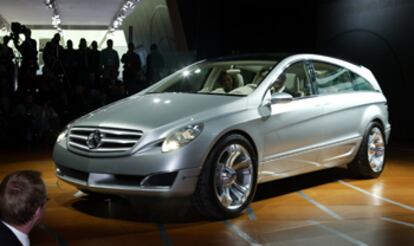El Mercedes Vision GST acapara la atención en Detroit. Se trata de un nuevo concepto de berlina exclusiva, con seis butacas individuales, que llegará a la calle en 2005.