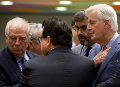 Josep Borrell, este lunes con el negociador europeo del Brexit, Michel Barnier (a la derecha).