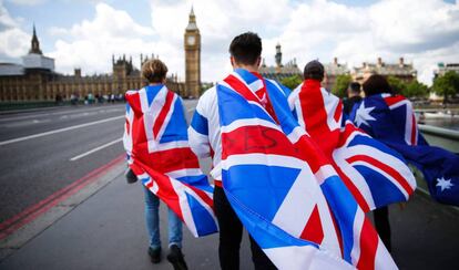 Un grupo de personas celebra la victoria del Brexit en Londres.