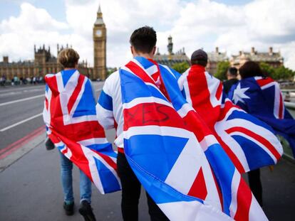 Un grupo de personas celebra la victoria del Brexit en Londres.