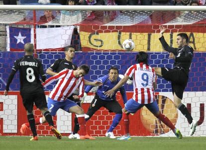 Falcao intenta rematar a puerta ante el Valencia.