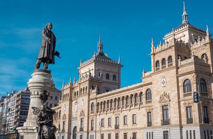 Estatua del poeta y escritor José Zorrilla junto a la Academia de Caballería, en Valladolid.