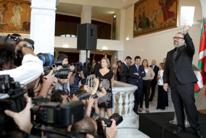 El director Alex de la Iglesia levanta el Premio Nacional de Cinematografía, el año pasado, en el Festival de San Sebastián.