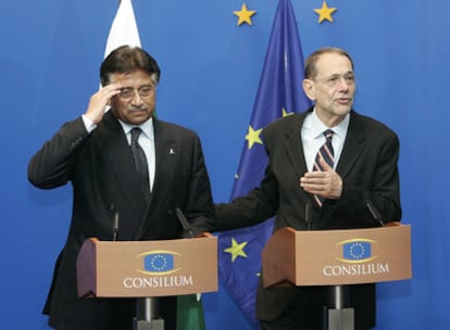 El presidente de Pakistán, Pervez Musharraf, saluda al Alto representante de la Unión Europea, Javier Solana, después de su encuentro oficial en Bruselas.