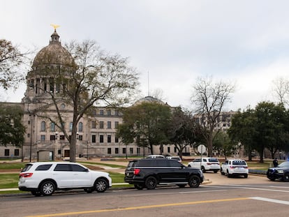 Law enforcement vehicles are deployed at the Mississippi State Capitol after a bomb threat was received in Jackson, Mississippi, January 3, 2024.