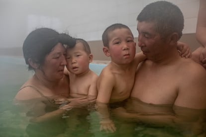 'El Proyecto a Largo Plazo' lo ha ganado la fotoperiodista armenia Anush Babajanyan, que ilustra el impacto de la gestión del agua en Asia Central tras la desintegración de la Unión Soviética, y por la crisis del clima. En la imagen, Jaynagul Brjieva, de 37 años, y su familia disfrutan de una excursión a las aguas termales de Yssy-su (Kirguistán). Esta es una oportunidad única para bañar a sus hijos en agua tibia como para aprovechar sus cualidades curativas, en una región que se enfrenta escasez de agua.